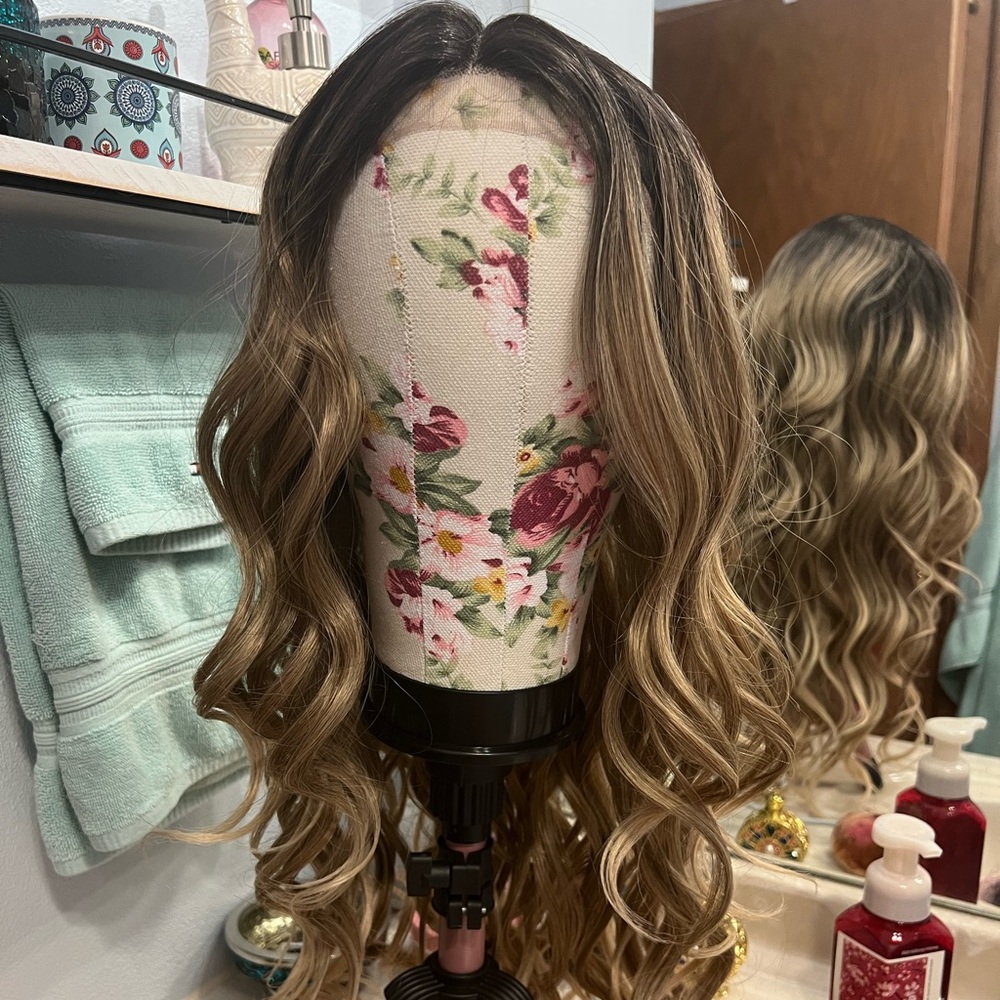 Tic Tok viral wig nwt. Wavy ombré